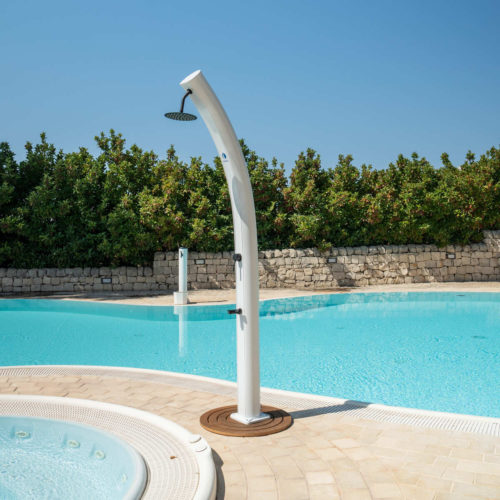 SINED Ducha Solar Blanca de Aluminio Dafne con Soffione Redondo de 20 cm y Tanque de 35 Litros Ideal para Piscinas y Jardines Altura 226 cm