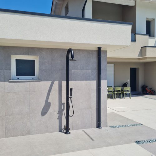 SINED Ducha negra de aluminio con ducha de mano con agua caliente y fría Doble conexión inferior y lateral ideal para uso interno y externo Modelo LUNA ALU D NERA