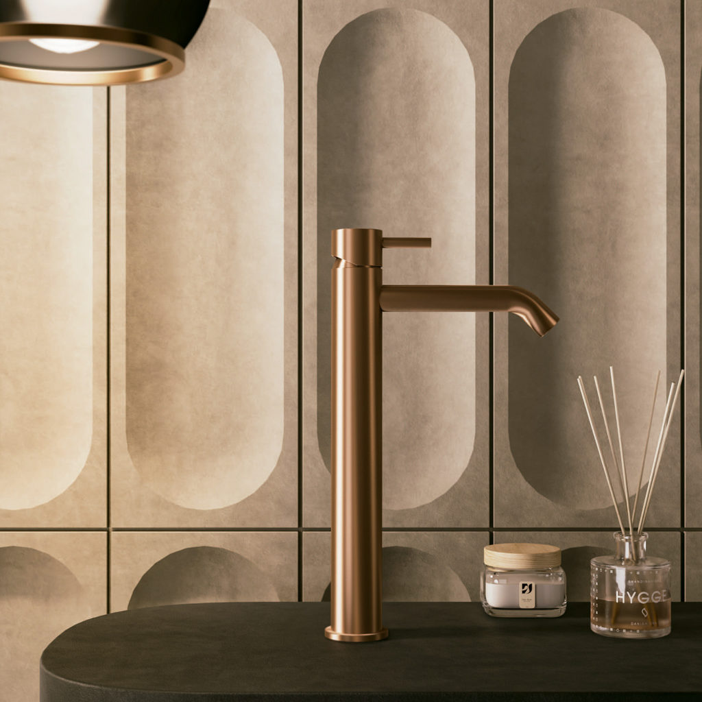 RUBINETTO LAVABO LEVANTE ALTO ORO ROSA Ambientata 1 1024x1024