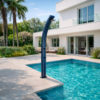 Ducha solar curva para piscina 30 L aluminio gris RAL9023 2254 cm SS0965 GREY Ambientata 1 100x100